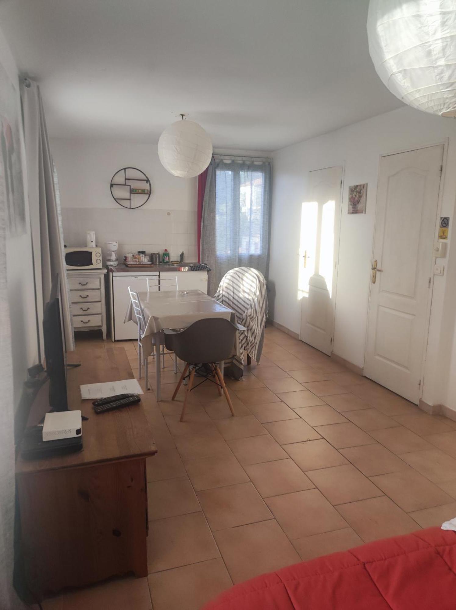 Ingrid Mary Apartment Nimes Bilik gambar